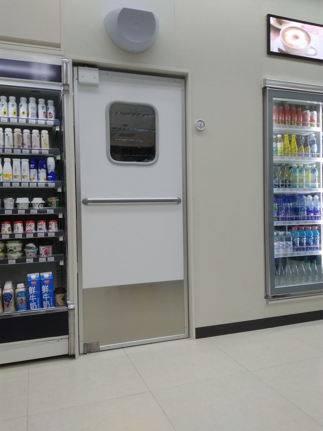 完整展示门框与门扇的便利店后仓自由门