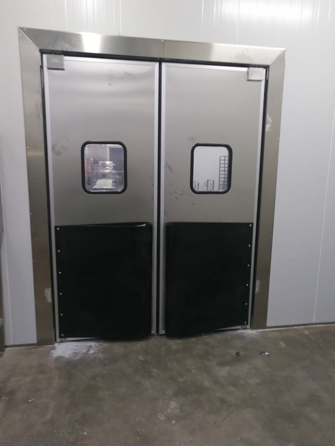 带视窗和下部防撞板的不锈钢双扇自由门